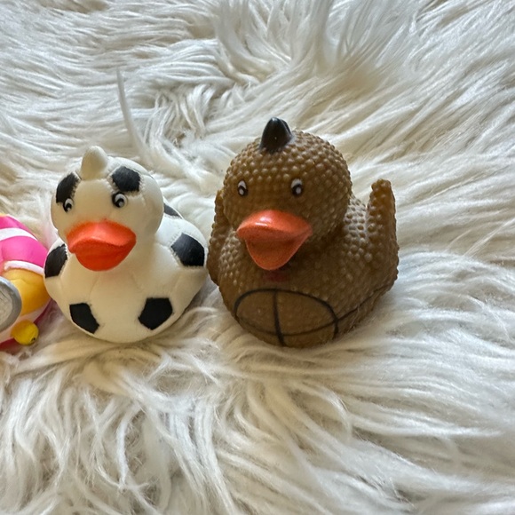 Sports themed rubber duckies (x3) - Picture 3 of 4